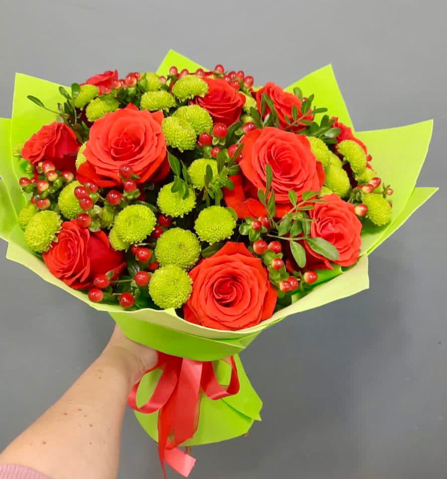 Букет цветов из: Хризантемы и Розы в Кусе