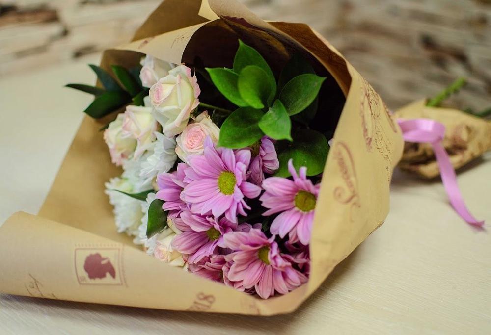 Букет цветов из: Розы и Хризантемы в Кусе