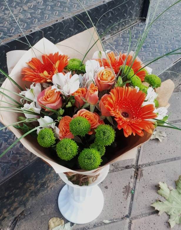 Букет цветов из: Герберы, Хризантемы, Альстромерии и Розы в Кусе
