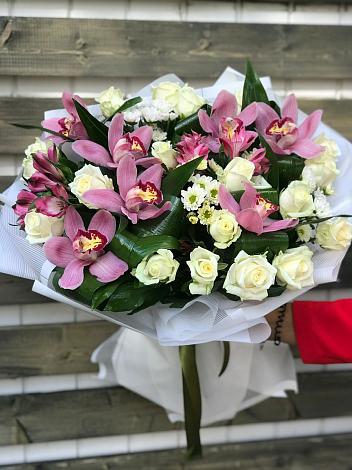 Букет цветов из: Розы и Хризантемы в Кусе