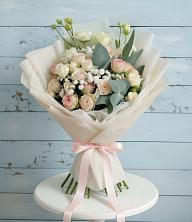 Букет цветов из:  Розы и Лизиантусы в Кусе