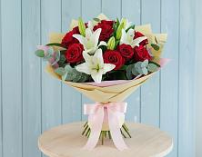 Букет цветов из:  Лилии и Розы в Кусе