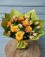 Букет цветов из:  Альстромерии и Розы в Кусе
