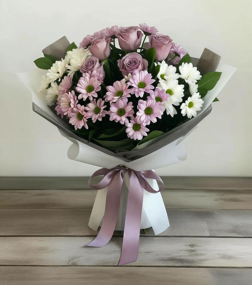 Букет цветов из: Хризантемы и Розы в Кусе