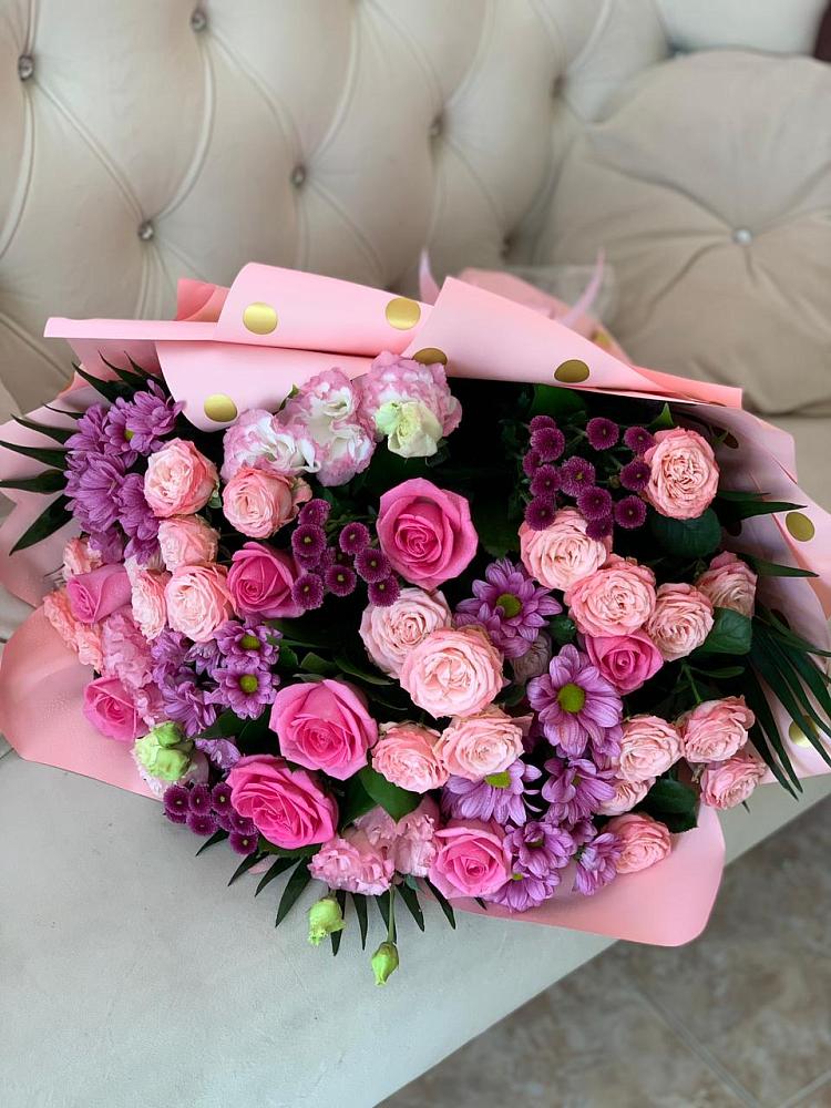 Букет цветов из: Хризантемы, Розы и Лизиантусы в Кусе