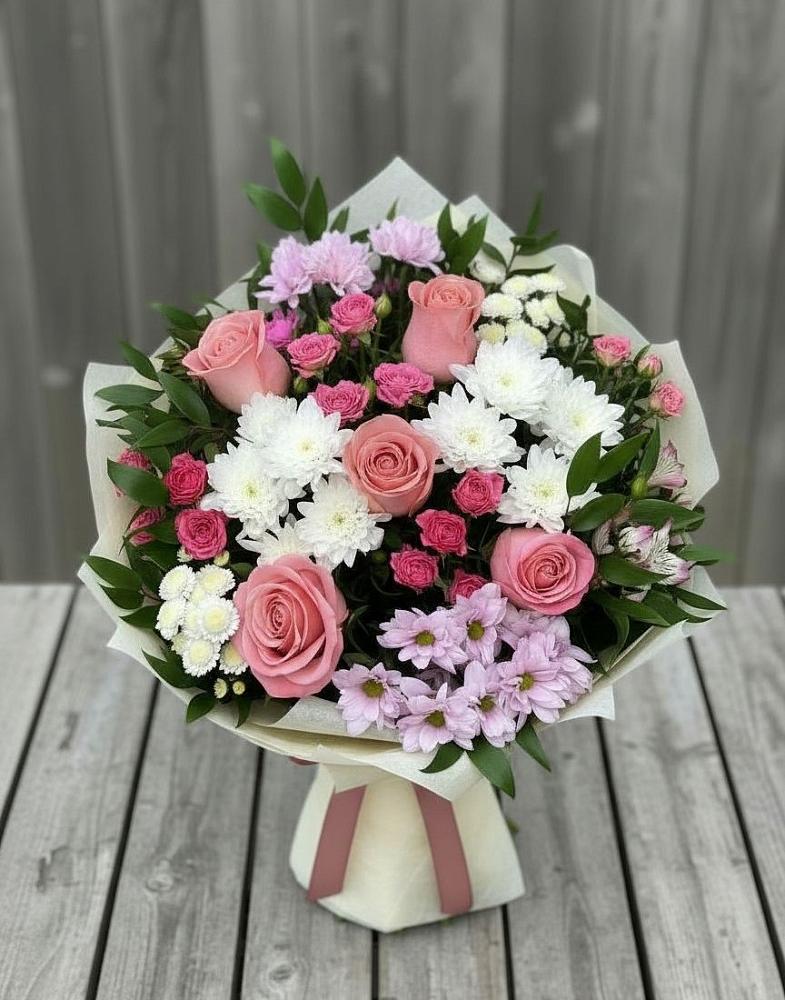 Букет цветов из: Альстромерии, Гвоздики, Розы и Хризантемы в Кусе