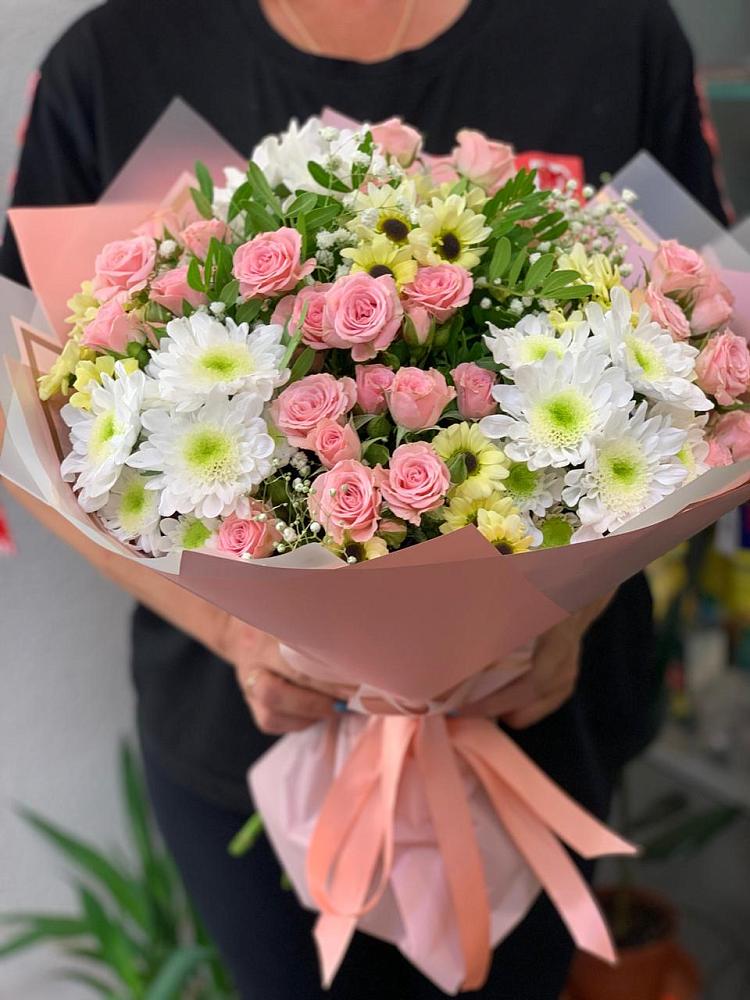 Букет цветов из: Розы и Хризантемы в Кусе