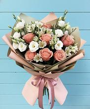 Букет цветов из:  Розы, Альстромерии и Лизиантусы в Кусе