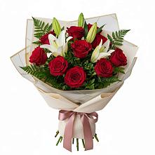 Букет цветов из:  Лилии и Розы в Кусе