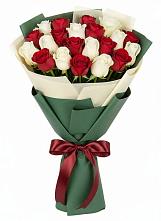 Букет Микс из красных и белых роз в Кусе