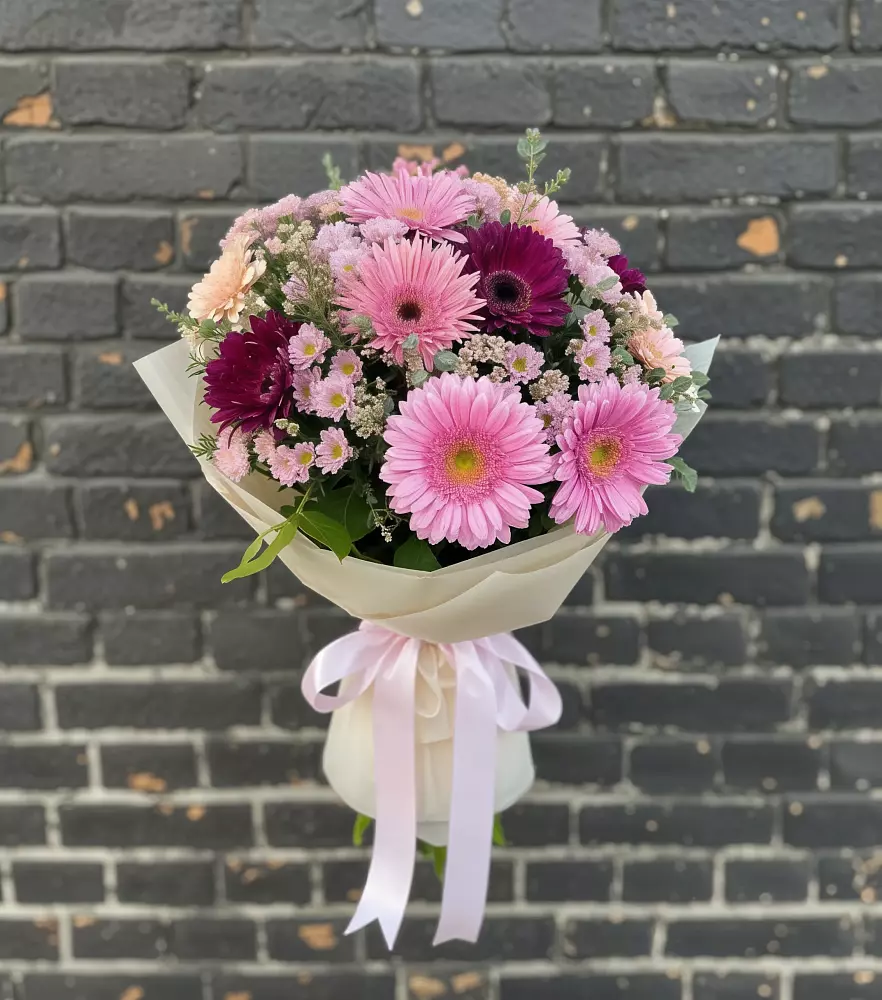 Букет цветов из: Герберы и Хризантемы в Кусе