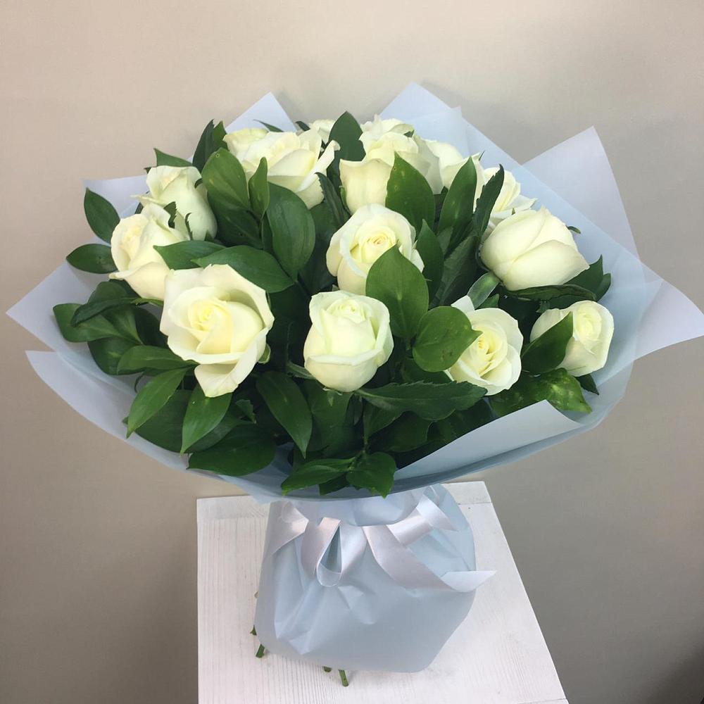 Букет 15 Белых роз Проуд в Кусе