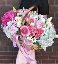 Композиция солнечный день в Кусе Цветочная композиция из Розы, Хризантемы, Пионы и Лизиантусы в корзине в Кусе
