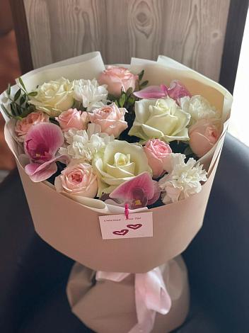 Букет цветов из: Орхидеи, Розы и Гвоздики в Кусе