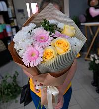 Букет цветов из:  Герберы, Розы и Хризантемы в Кусе