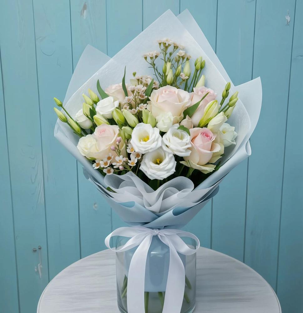 Букет цветов из: Розы и Лизиантусы в Кусе