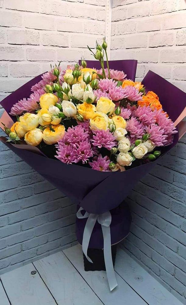 Букет цветов из: Хризантемы и Розы в Кусе