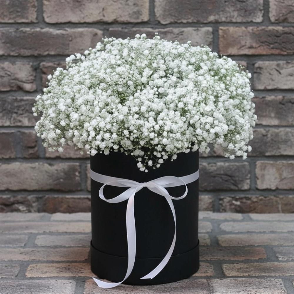 Цветочная композиция из Гипсофила в шляпной коробке в Кусе