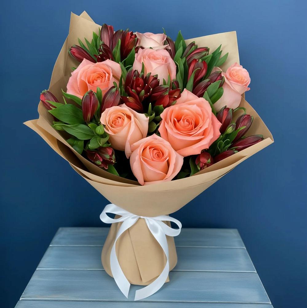 Букет цветов из: Розы и Альстромерии в Кусе