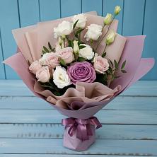 Букет цветов из:  Розы и Лизиантусы в Кусе