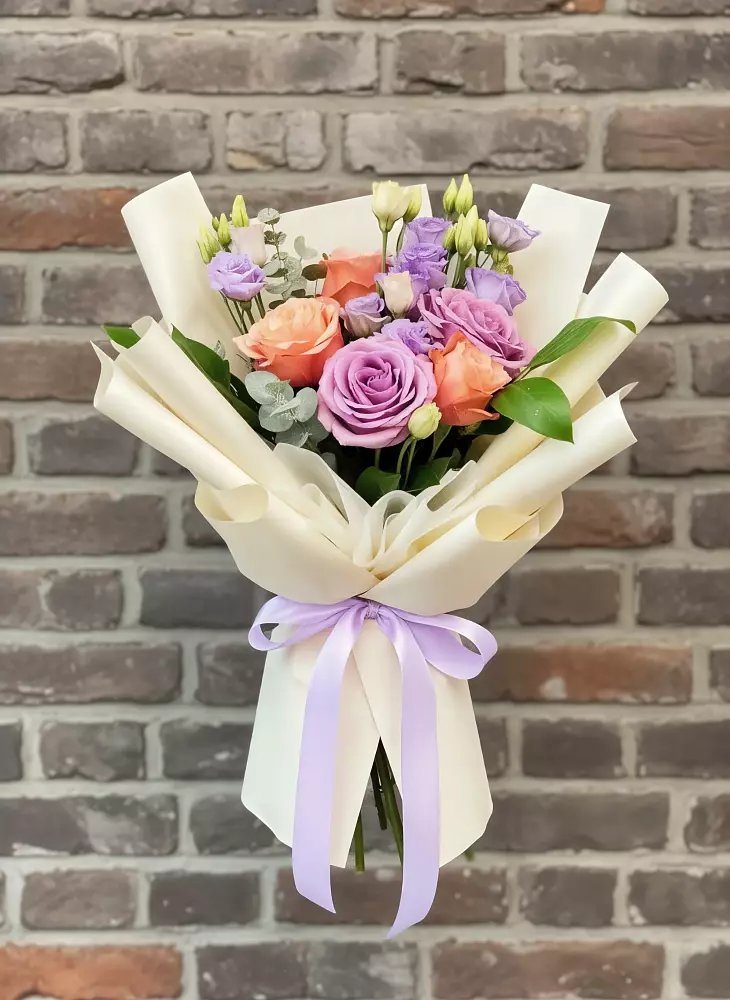 Букет цветов из: Лизиантусы и Розы в Кусе