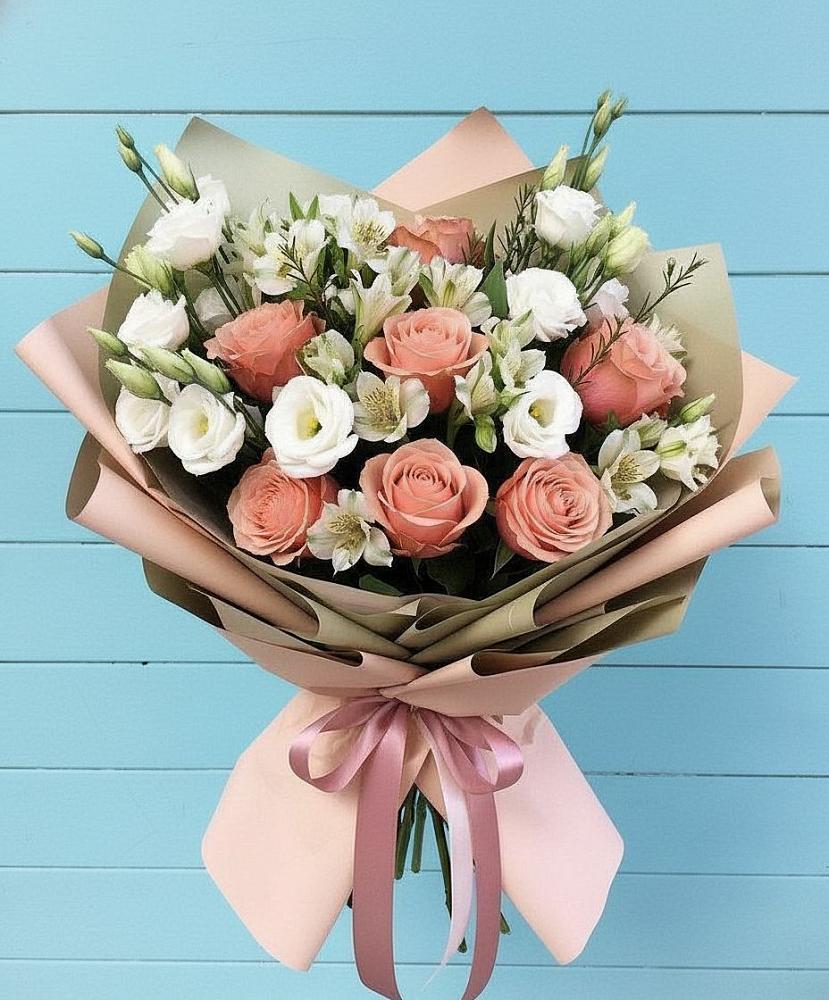 Букет цветов из: Розы, Альстромерии и Лизиантусы в Кусе
