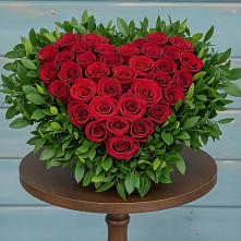 Цветочная композиция из Розы в виде сердца в Кусе