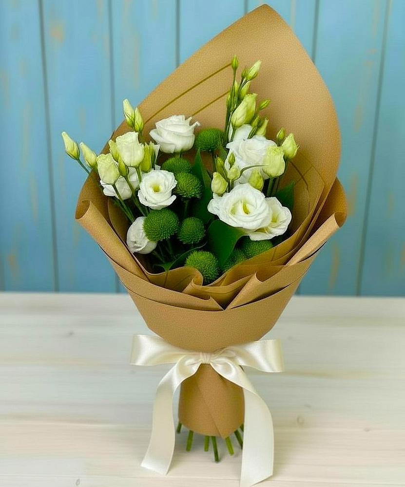 Букет цветов из: Хризантемы и Лизиантусы в Кусе