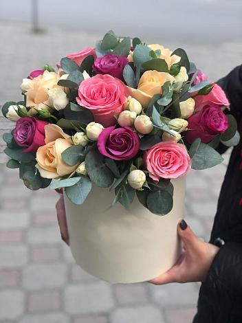 Цветочная композиция из Розы в шляпной коробке в Кусе