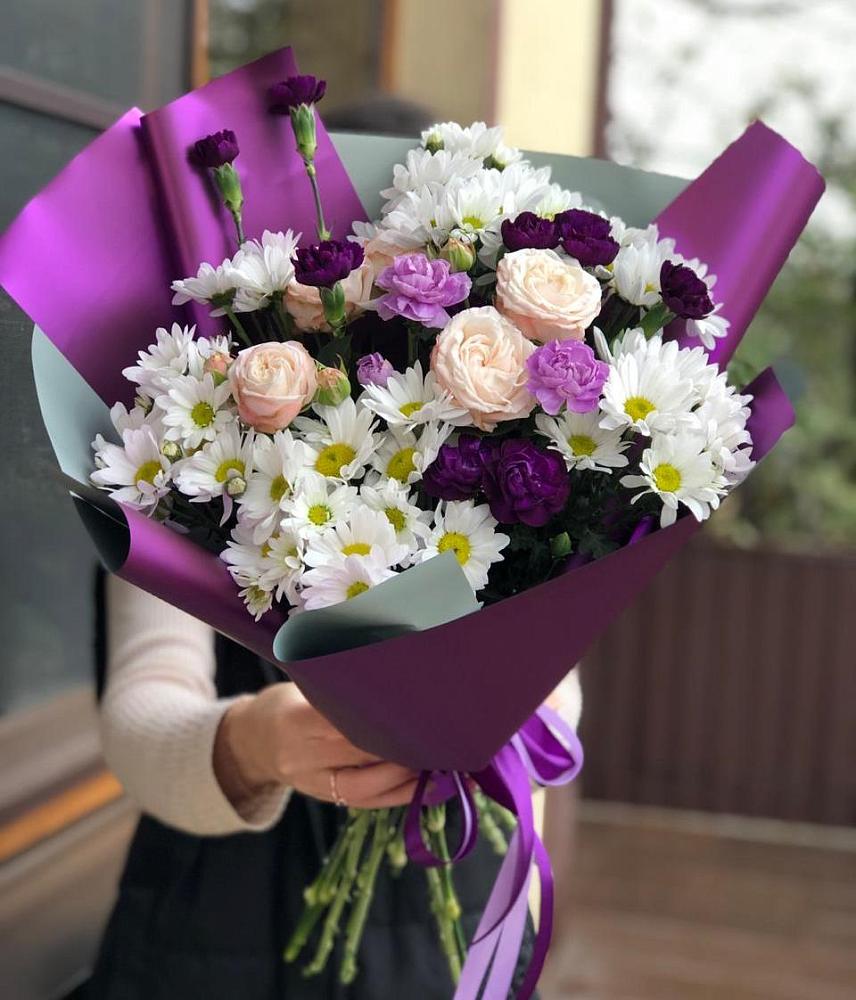 Букет цветов из: Хризантемы, Гвоздики и Розы в Кусе