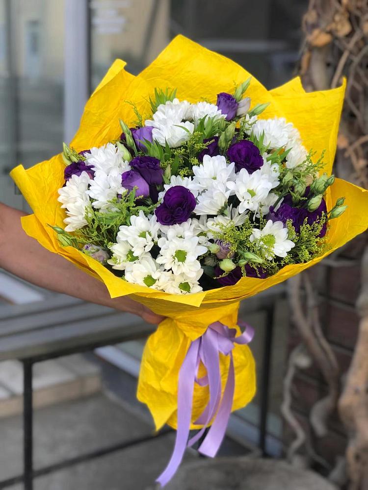 Букет цветов из: Ирисы, Хризантемы и Ромашки в Кусе