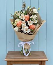 Букет цветов из:  Альстромерии, Лизиантусы, Розы и Хризантемы в Кусе