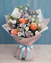 Букет цветов из:  Лизиантусы, Розы, Альстромерии и Гипсофила в Кусе