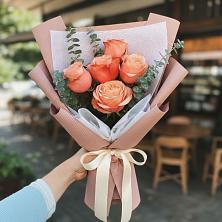 Букет цветов из:  Розы в Кусе