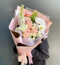 Букет цветов из:  Хризантемы и Розы в Кусе