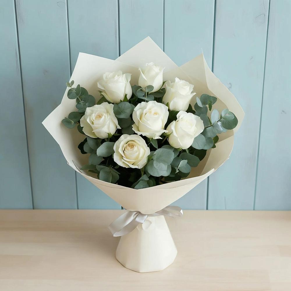 Букет Белые розы в Эвкалипте в Кусе