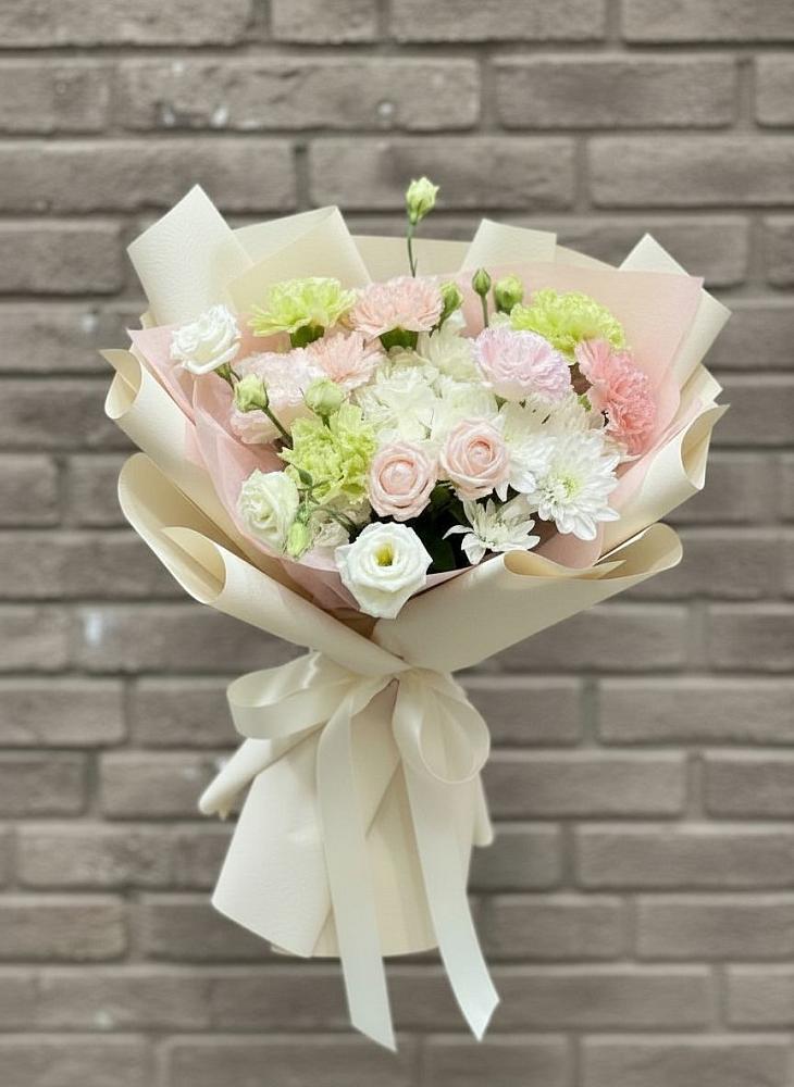 Букет цветов из: Гвоздики, Розы, Лизиантусы и Хризантемы в Кусе