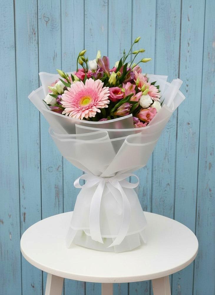 Букет цветов из: Герберы, Альстромерии и Лизиантусы в Кусе