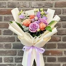 Букет цветов из:  Лизиантусы и Розы в Кусе