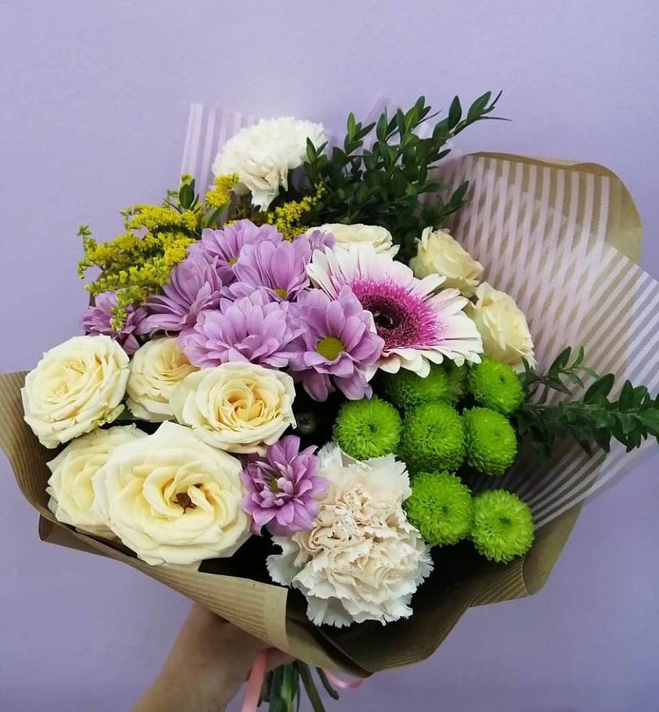 Букет цветов из: Хризантемы, Розы, Гвоздики и Герберы в Кусе