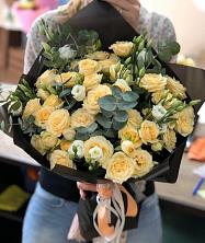 Букет птица счастья в Кусе Букет цветов из: Розы и Лизиантусы в Кусе