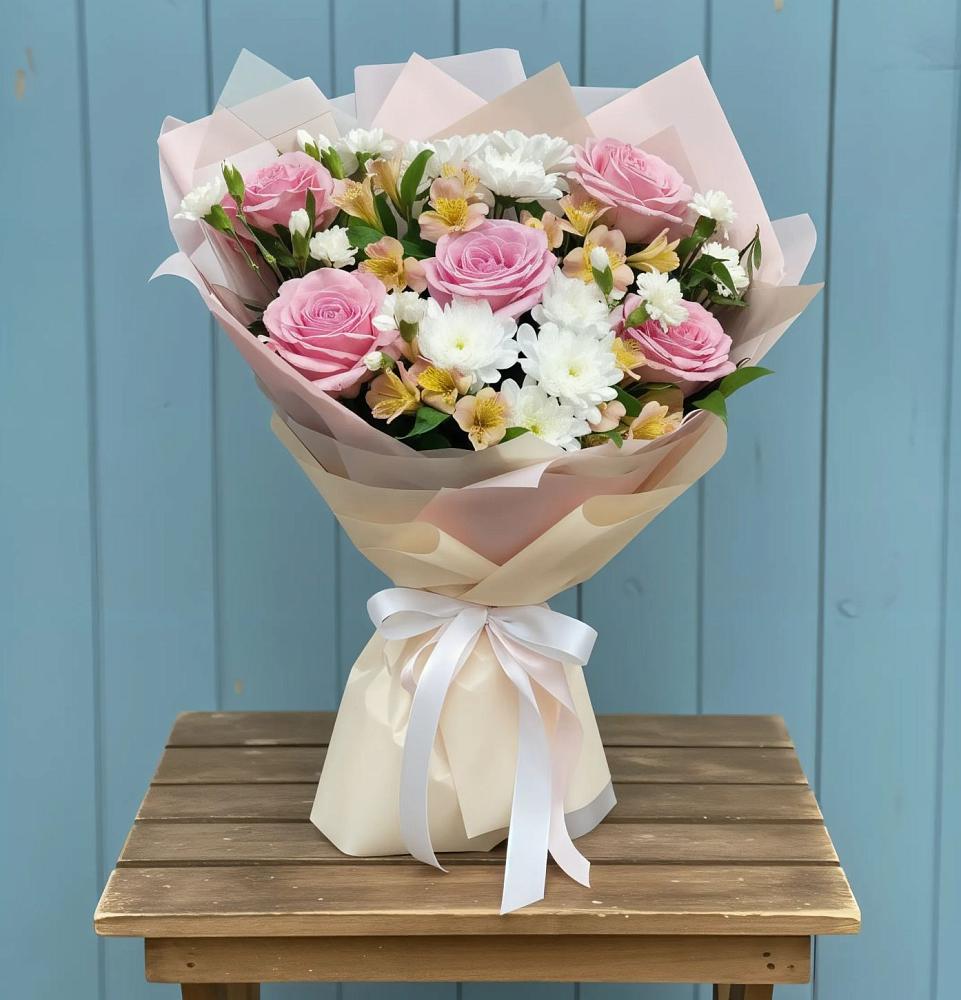 Букет цветов из: Гвоздики, Орхидеи и Розы в Кусе