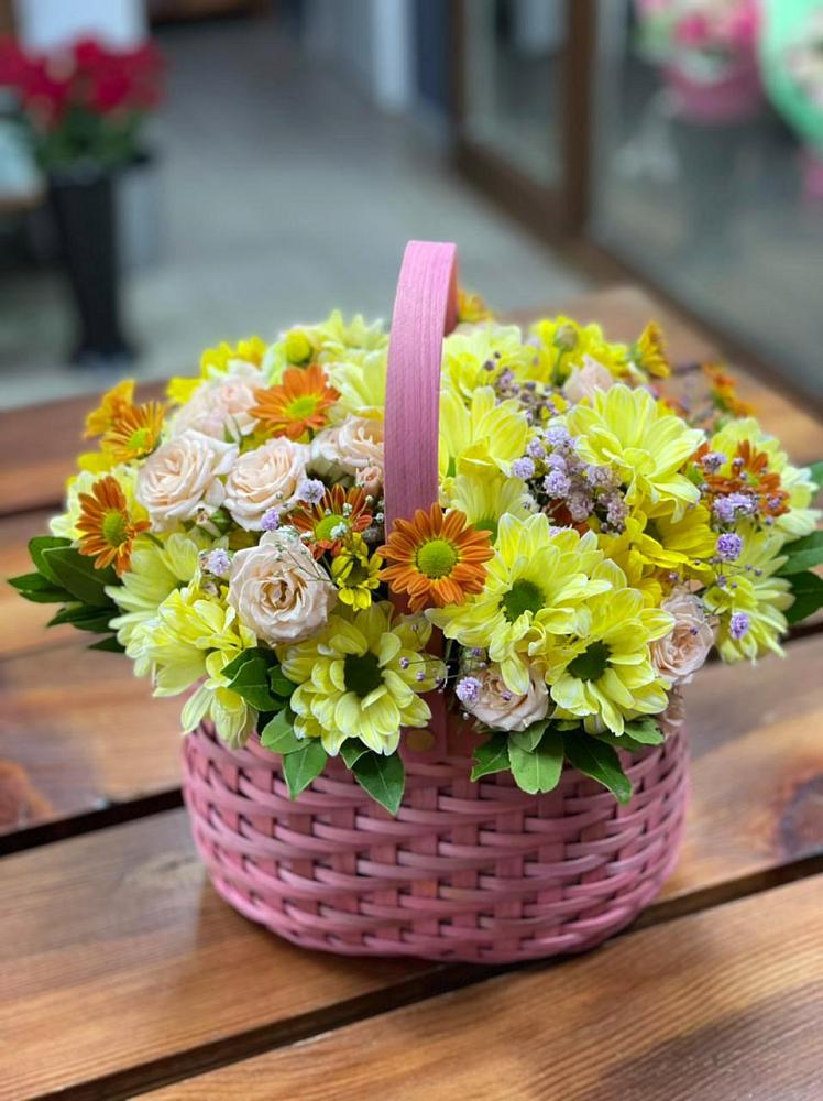 Цветочная композиция из Хризантемы и Розы в корзине в Кусе