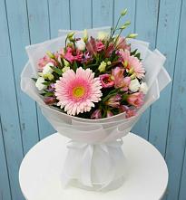 Букет цветов из:  Герберы, Альстромерии и Лизиантусы в Кусе