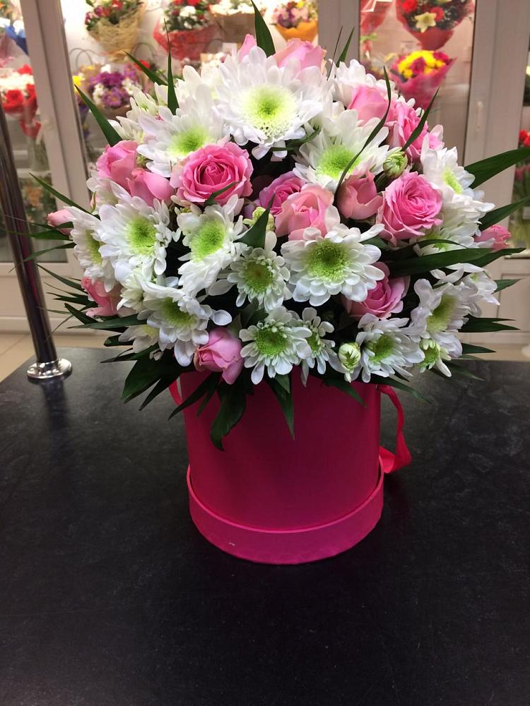 Цветочная композиция из Розы и Хризантемы в шляпной коробке в Кусе