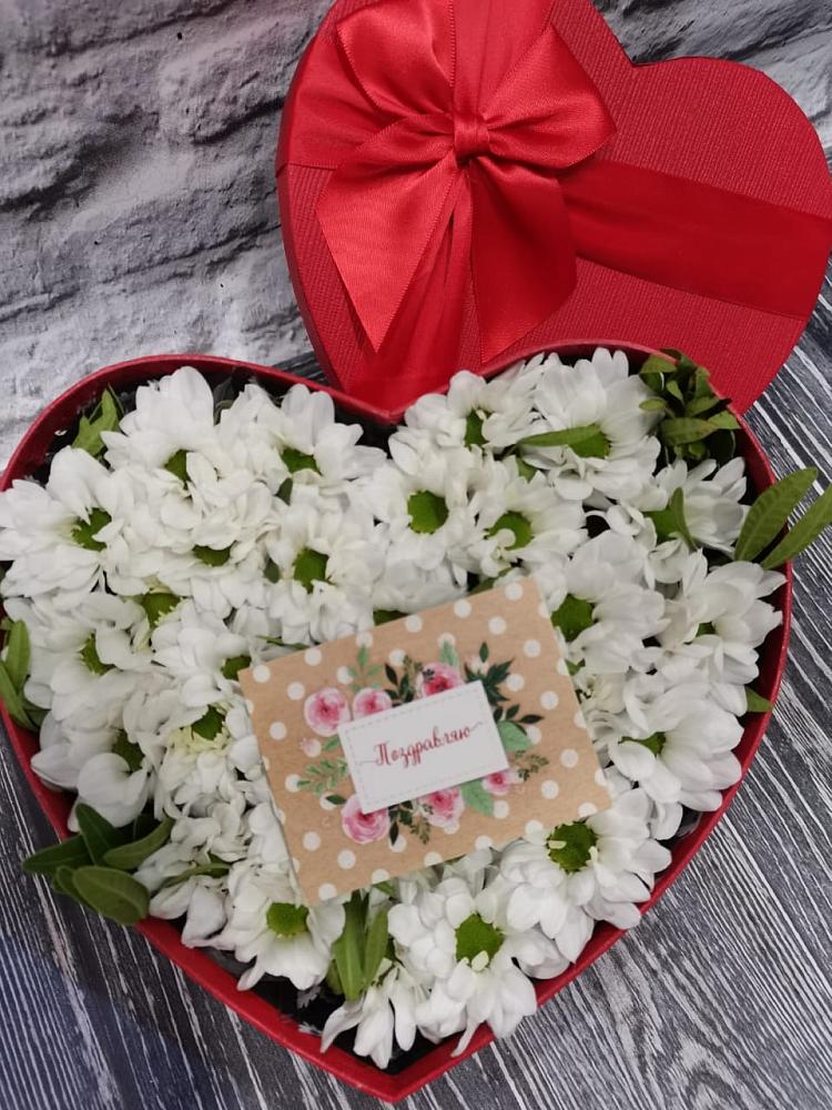 Цветочная композиция из Хризантемы в виде сердца в Кусе