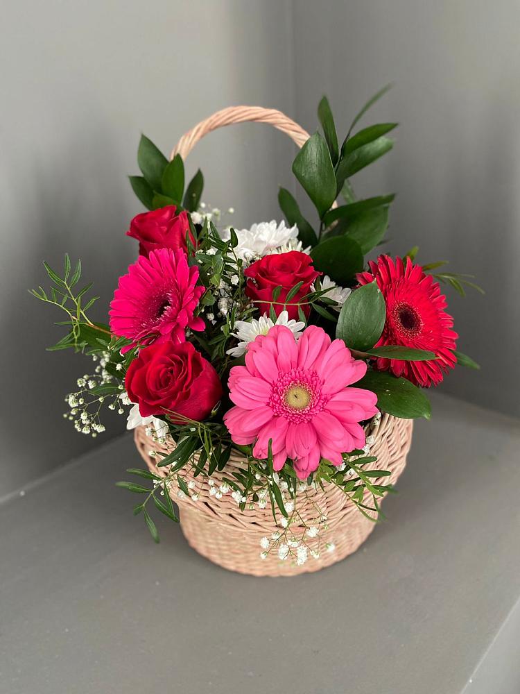 Цветочная композиция из Розы, Хризантемы и Герберы в корзине в Кусе