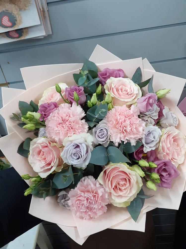 Букет цветов из: Розы, Гвоздики и Лизиантусы в Кусе