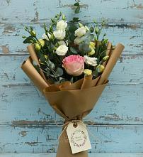 Букет цветов из:  Розы и Лизиантусы в Кусе