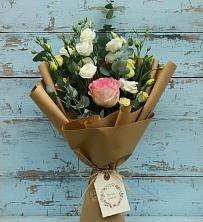 Букет цветов из:  Розы и Лизиантусы в Кусе